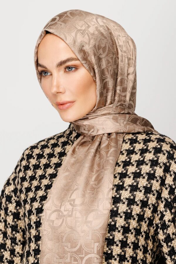 ⁦شال جاكار لامع⁩ - الصورة ⁦2⁩