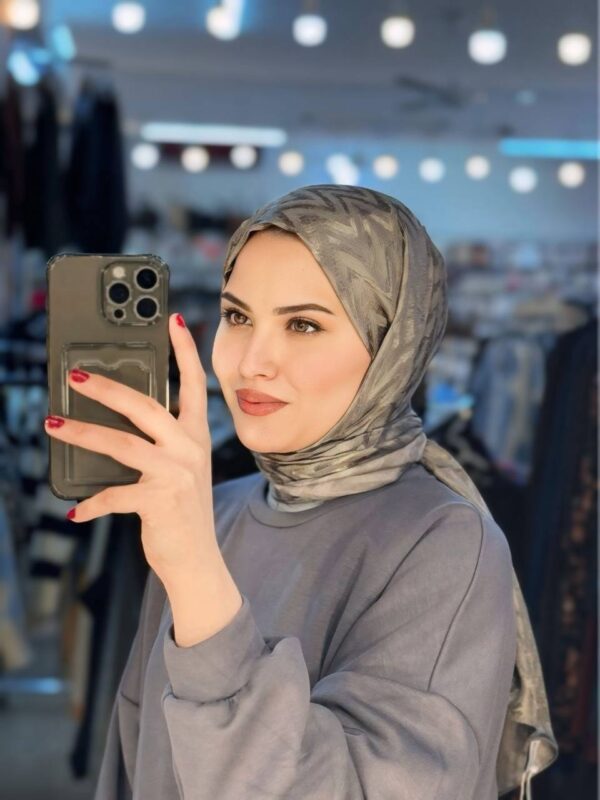 ⁦شال جاكار لامع⁩ - الصورة ⁦2⁩