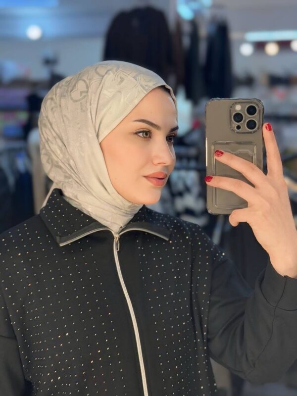 ⁦شال جاكار لامع⁩ - الصورة ⁦2⁩